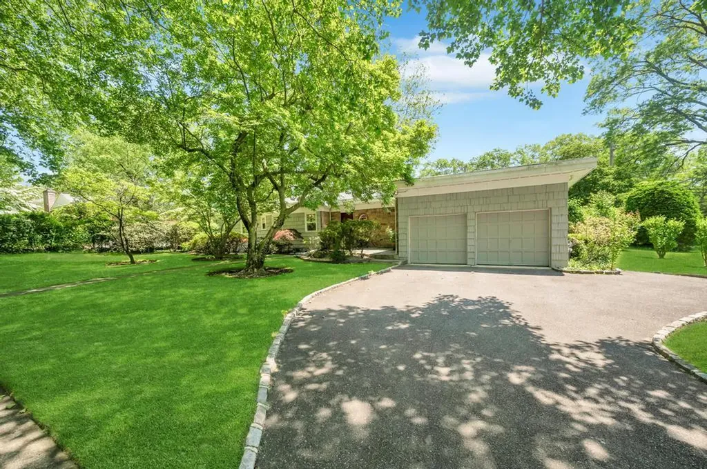37 Somerset Drive S Great Neck NY 11020