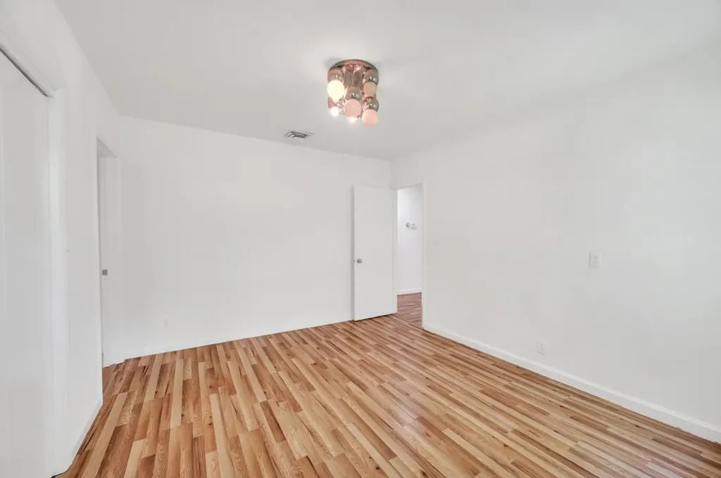 37 Somerset Drive S Great Neck NY 11020