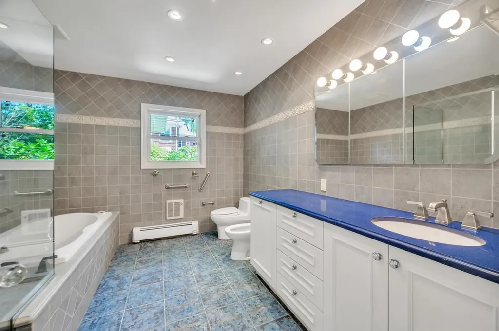 37 Somerset Drive S Great Neck NY 11020