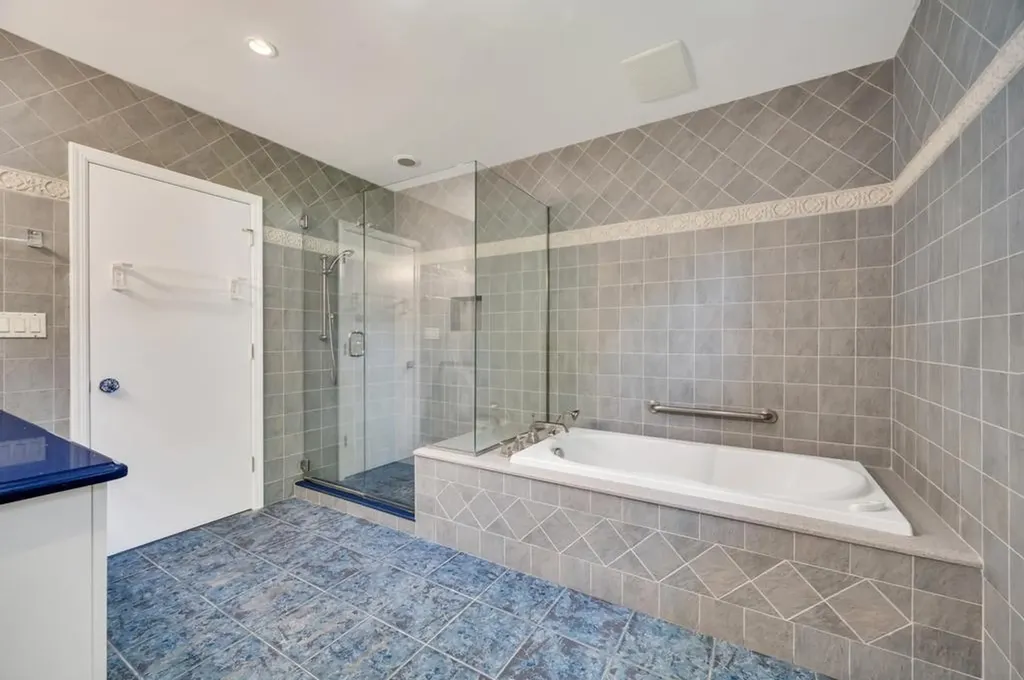37 Somerset Drive S Great Neck NY 11020