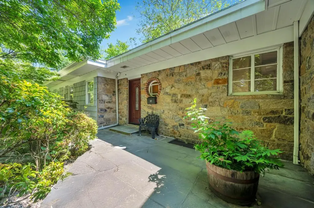 37 Somerset Drive S Great Neck NY 11020