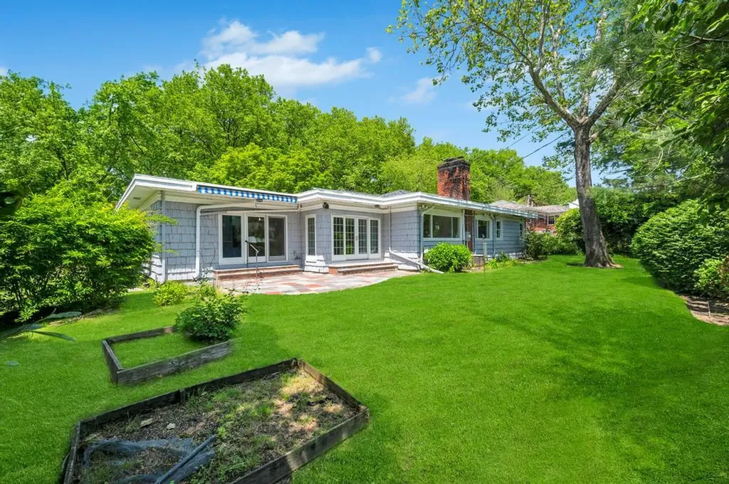 37 Somerset Drive S Great Neck NY 11020