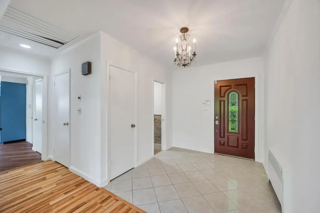 37 Somerset Drive S Great Neck NY 11020