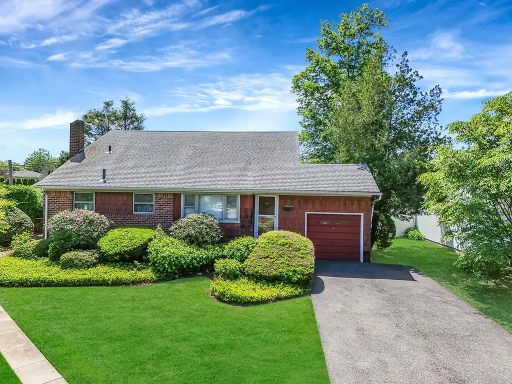 3 Shelter Hill Road Plainview NY 11803