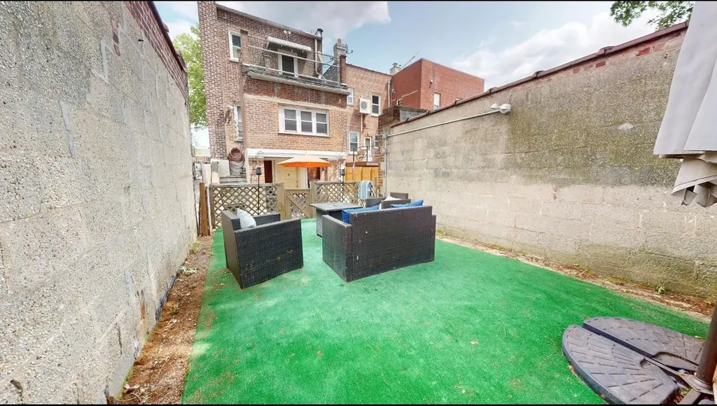 2547 Laconia Avenue Bronx NY 10469
