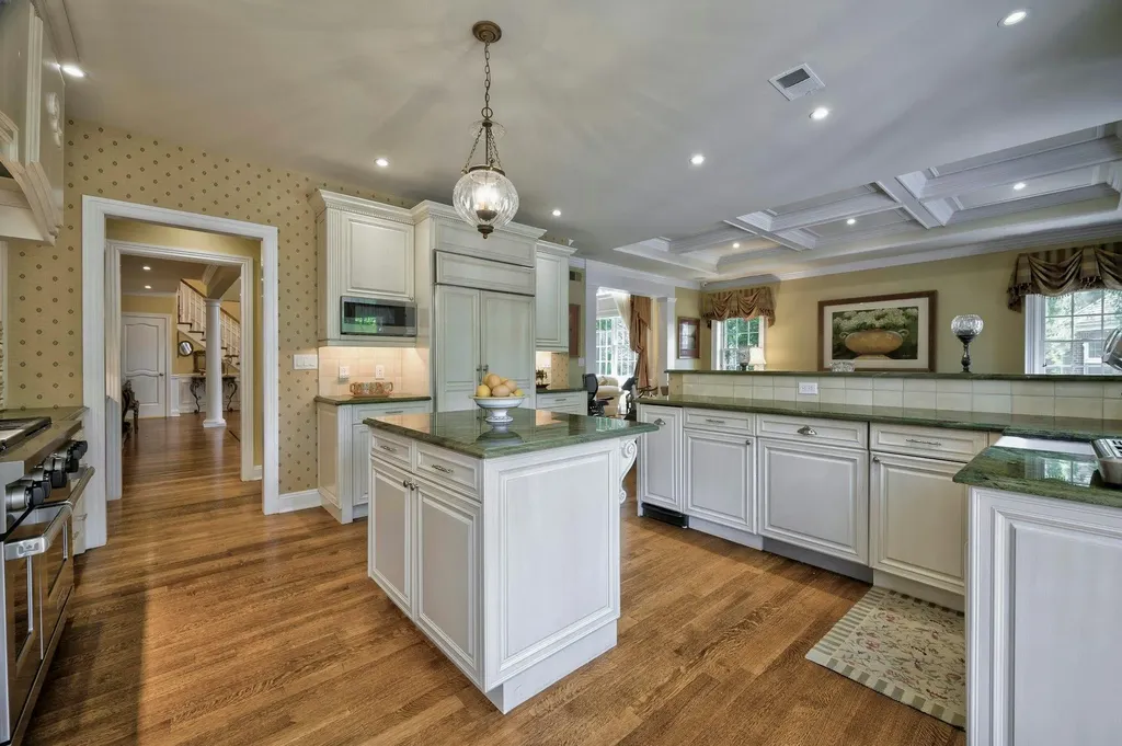 21 Hathaway Lane Manhasset NY 11030