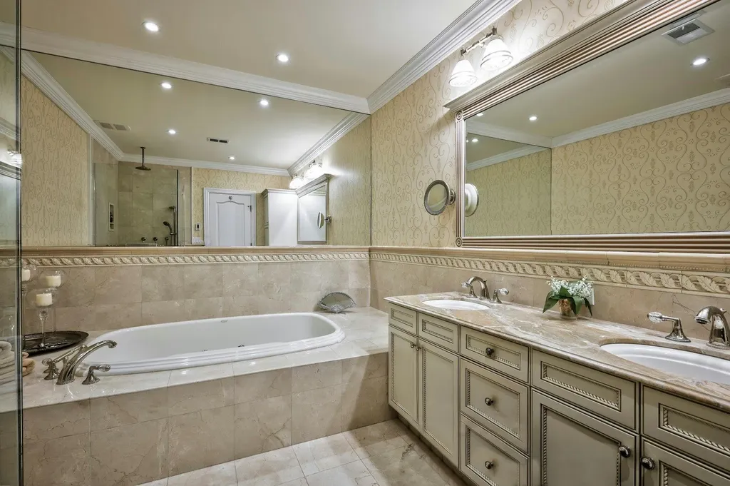 21 Hathaway Lane Manhasset NY 11030