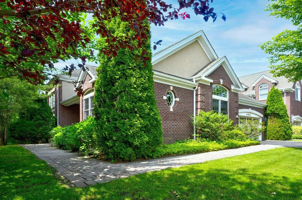 21 Hathaway Lane Manhasset NY 11030