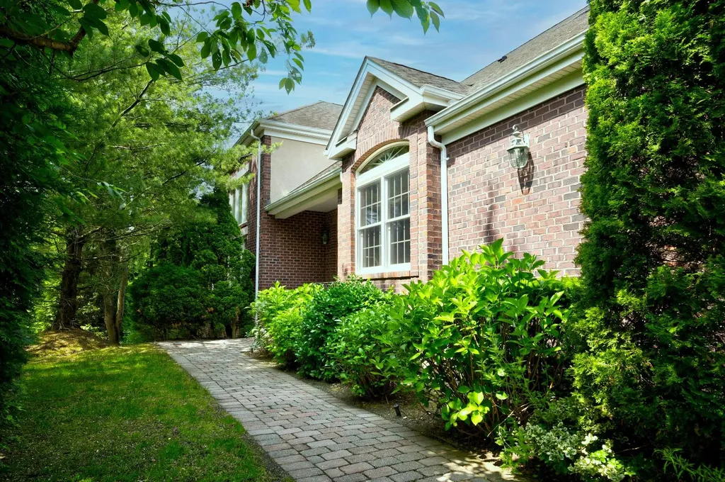 21 Hathaway Lane Manhasset NY 11030