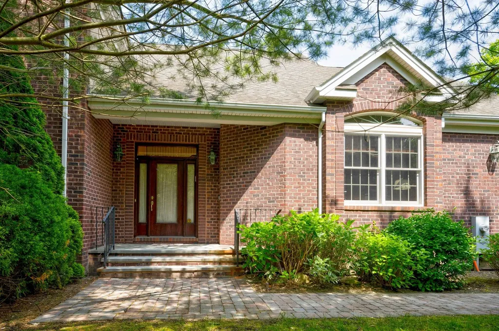 21 Hathaway Lane Manhasset NY 11030