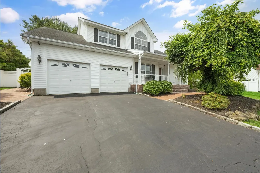 8 Tecumseh Court Commack NY 11725