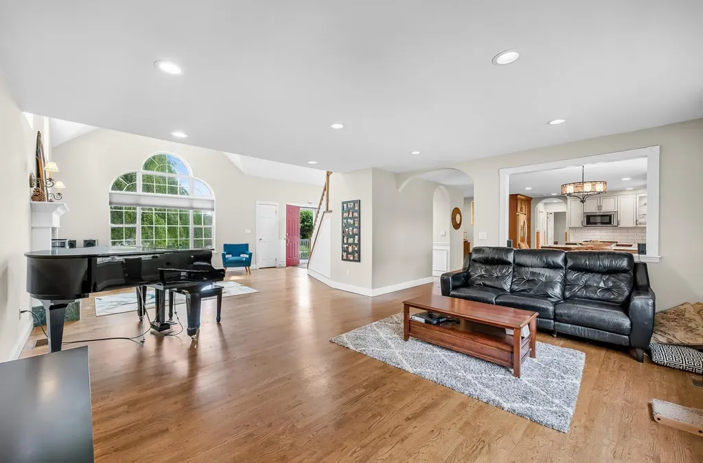 8 Tecumseh Court Commack NY 11725