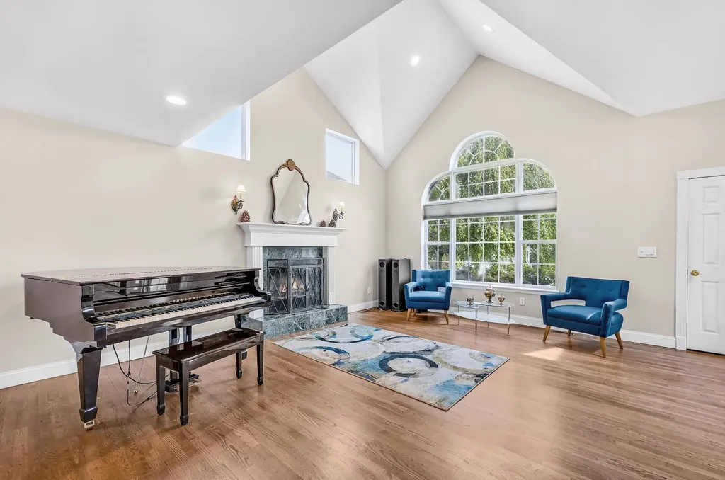 8 Tecumseh Court Commack NY 11725