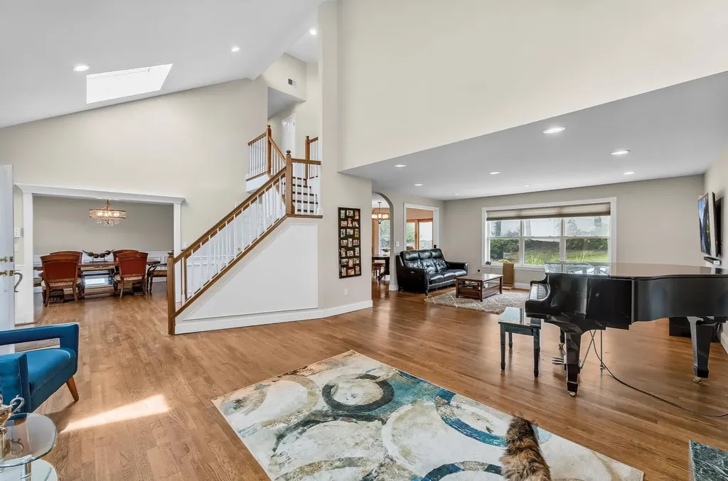 8 Tecumseh Court Commack NY 11725