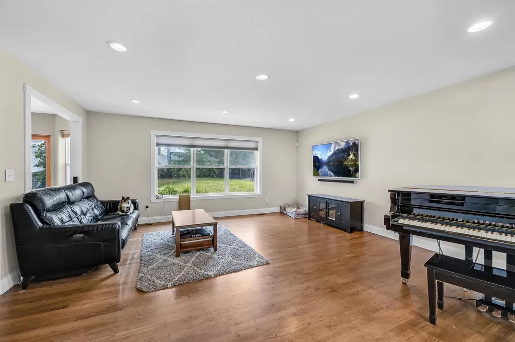 8 Tecumseh Court Commack NY 11725