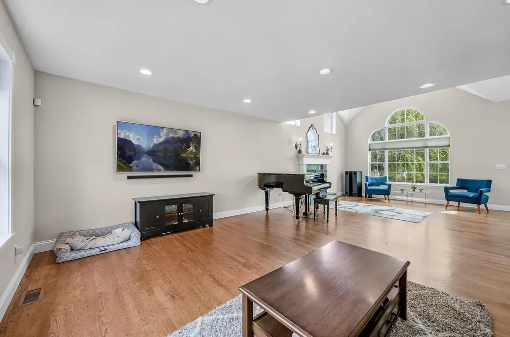 8 Tecumseh Court Commack NY 11725