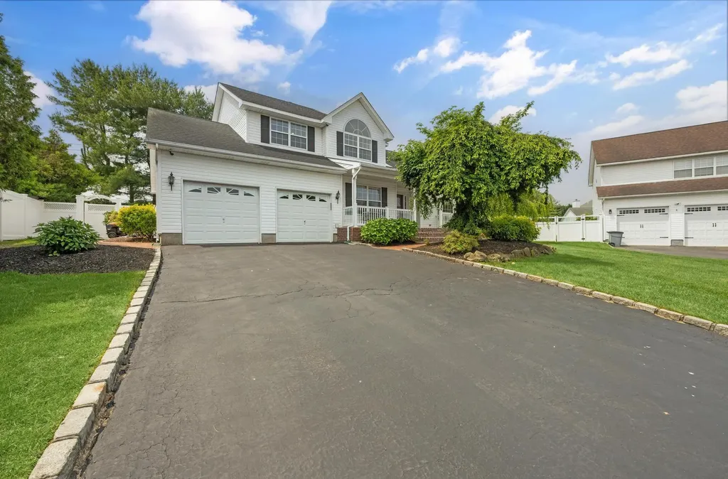 8 Tecumseh Court Commack NY 11725