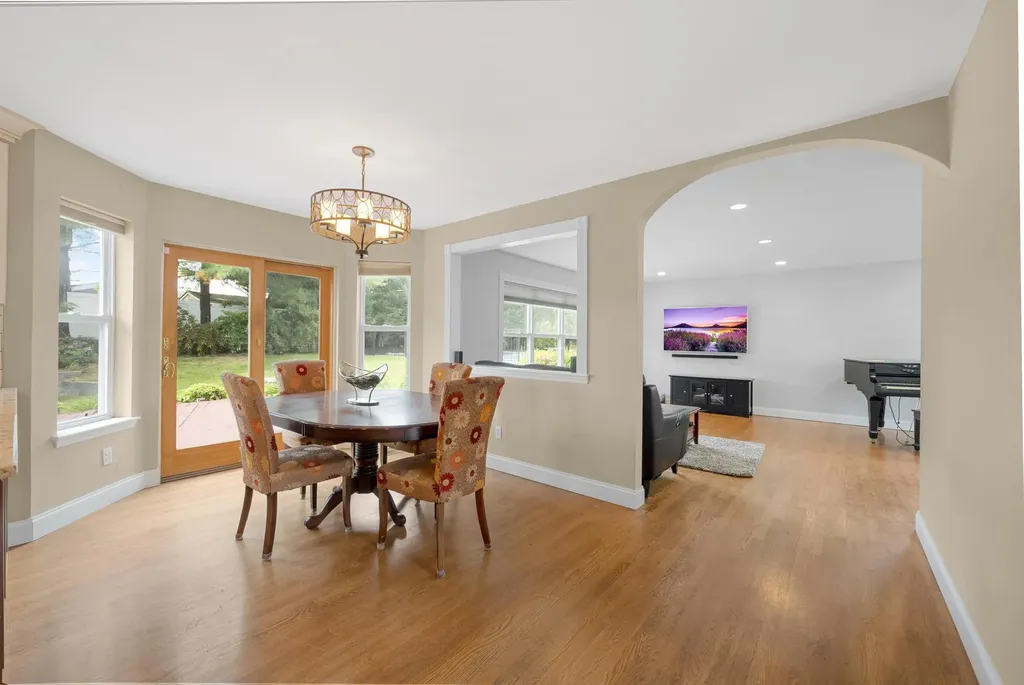 8 Tecumseh Court Commack NY 11725