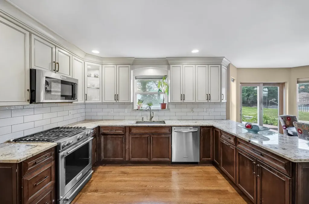 8 Tecumseh Court Commack NY 11725