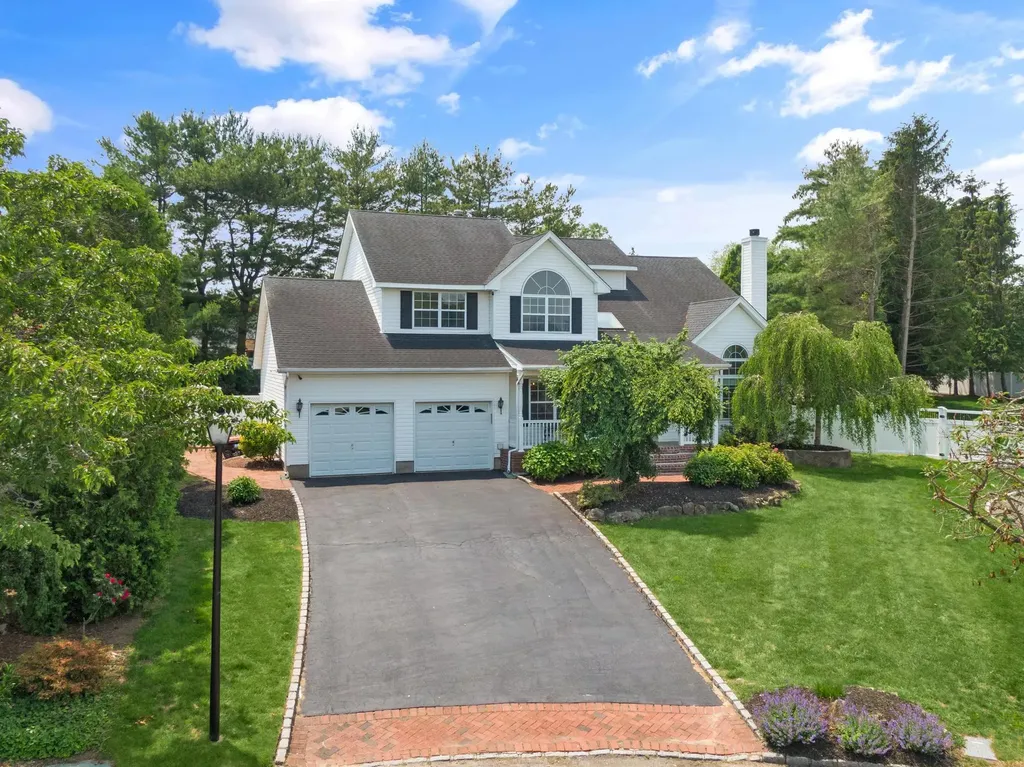 8 Tecumseh Court Commack NY 11725