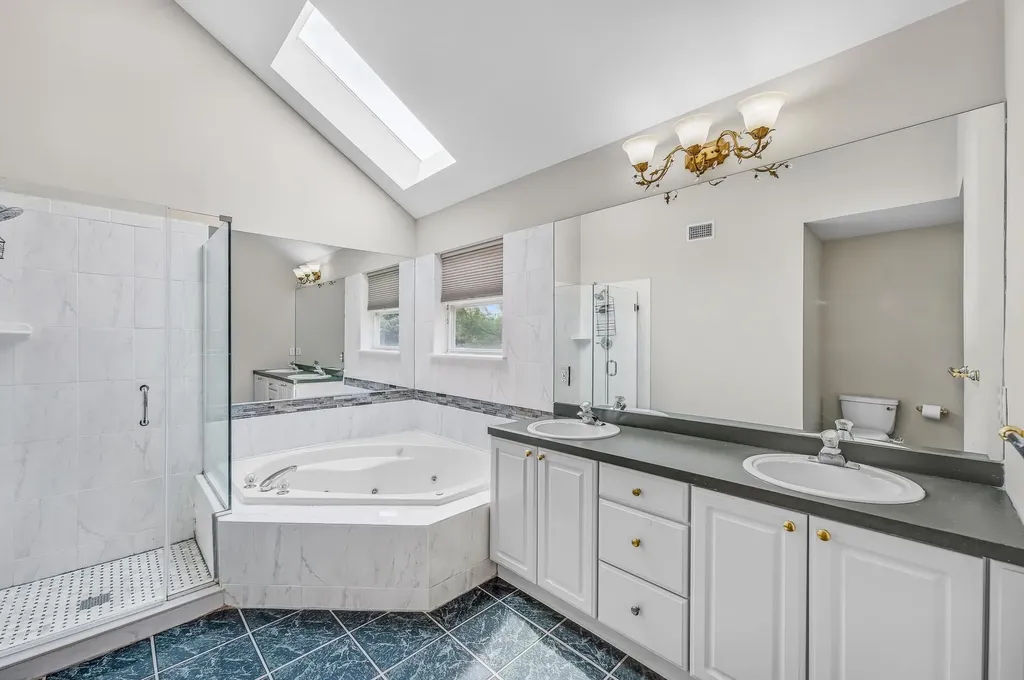 8 Tecumseh Court Commack NY 11725