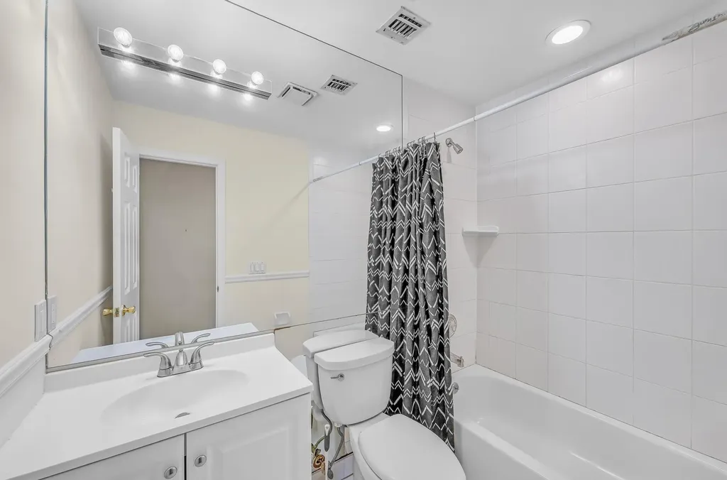 8 Tecumseh Court Commack NY 11725