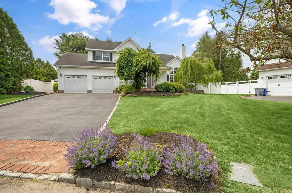 8 Tecumseh Court Commack NY 11725