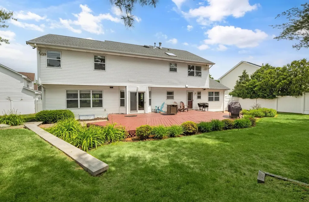 8 Tecumseh Court Commack NY 11725