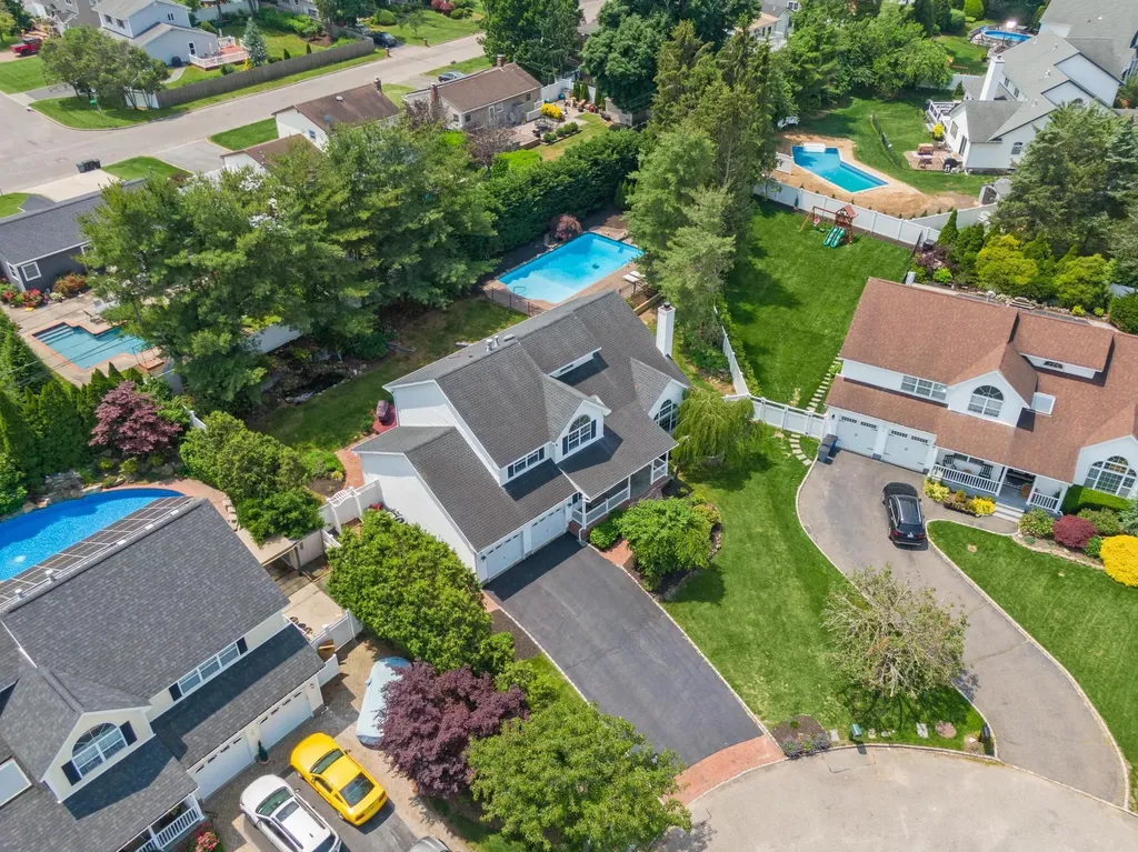 8 Tecumseh Court Commack NY 11725