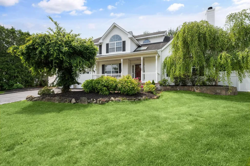 8 Tecumseh Court Commack NY 11725