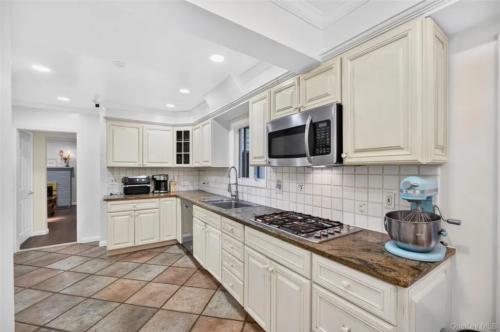 8 Beechwood Road Hartsdale NY 10530