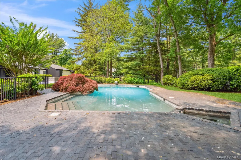 295 Foxhunt Crescent Syosset NY 11791