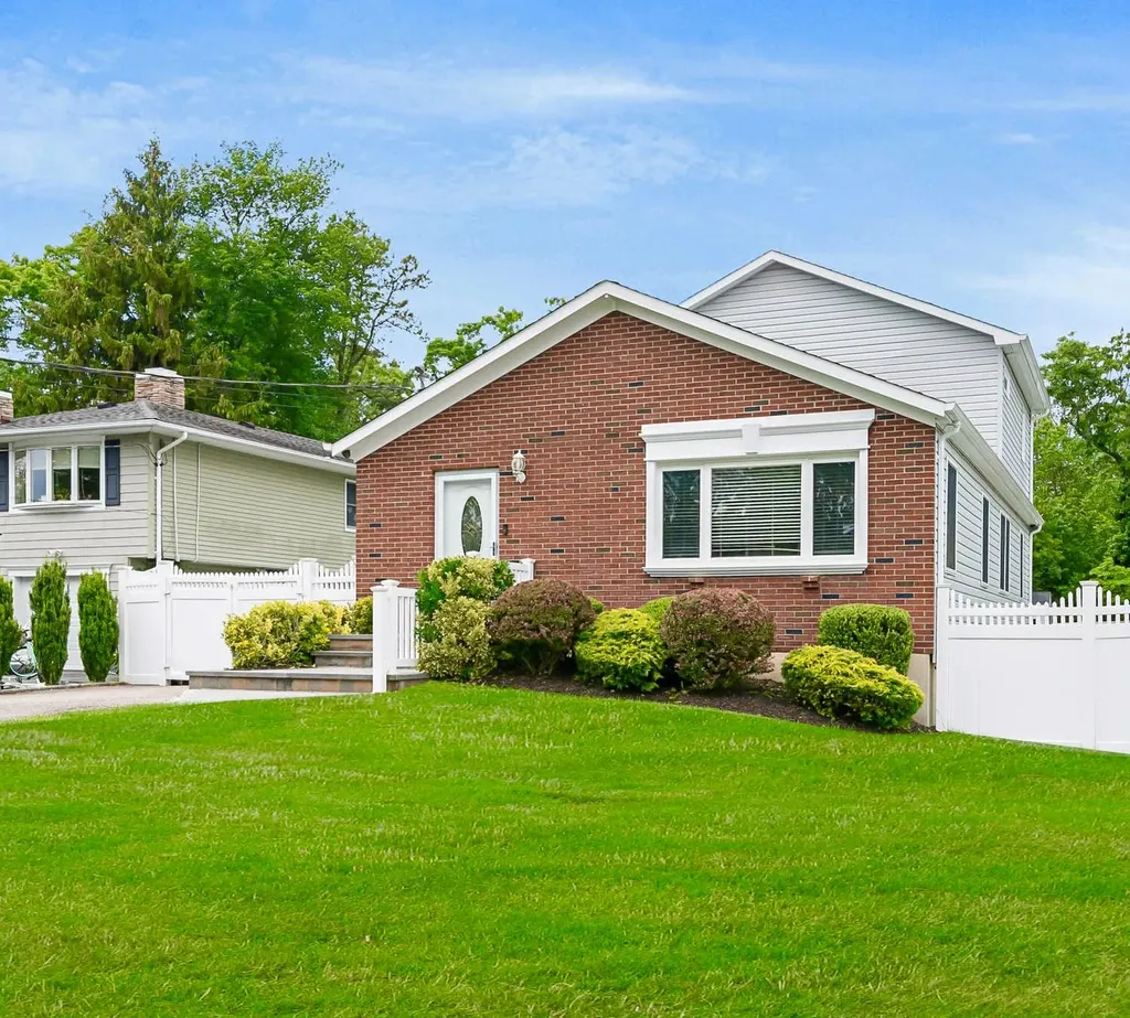 320 Vanderbilt Boulevard Oakdale NY 11769