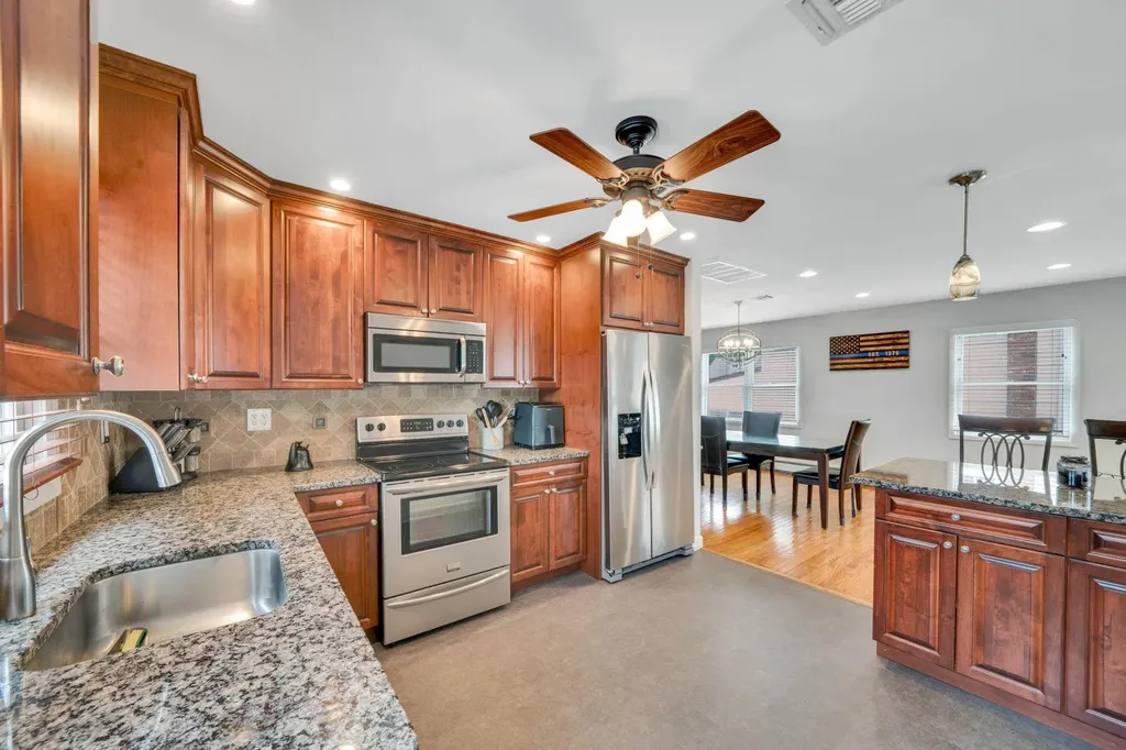 320 Vanderbilt Boulevard Oakdale NY 11769