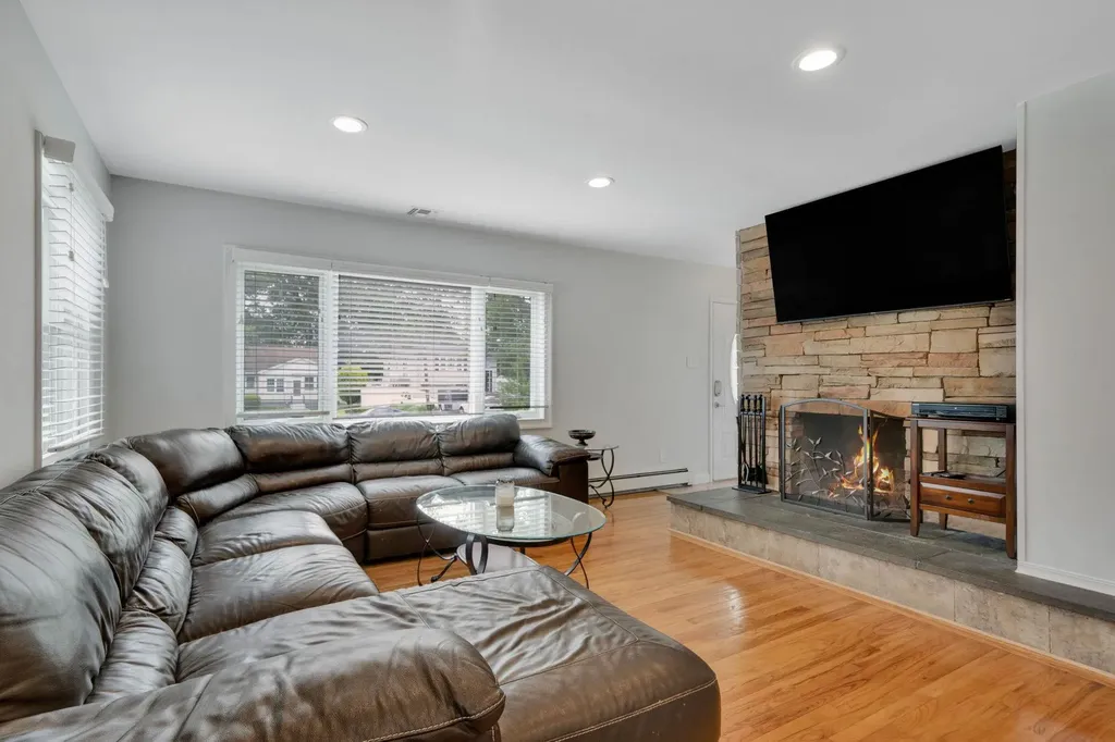 320 Vanderbilt Boulevard Oakdale NY 11769