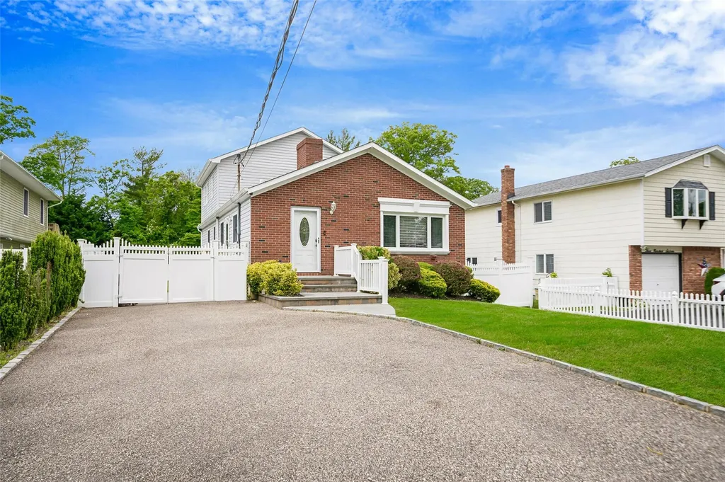 320 Vanderbilt Boulevard Oakdale NY 11769