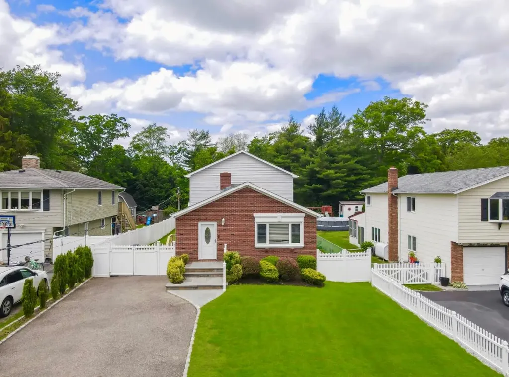 320 Vanderbilt Boulevard Oakdale NY 11769