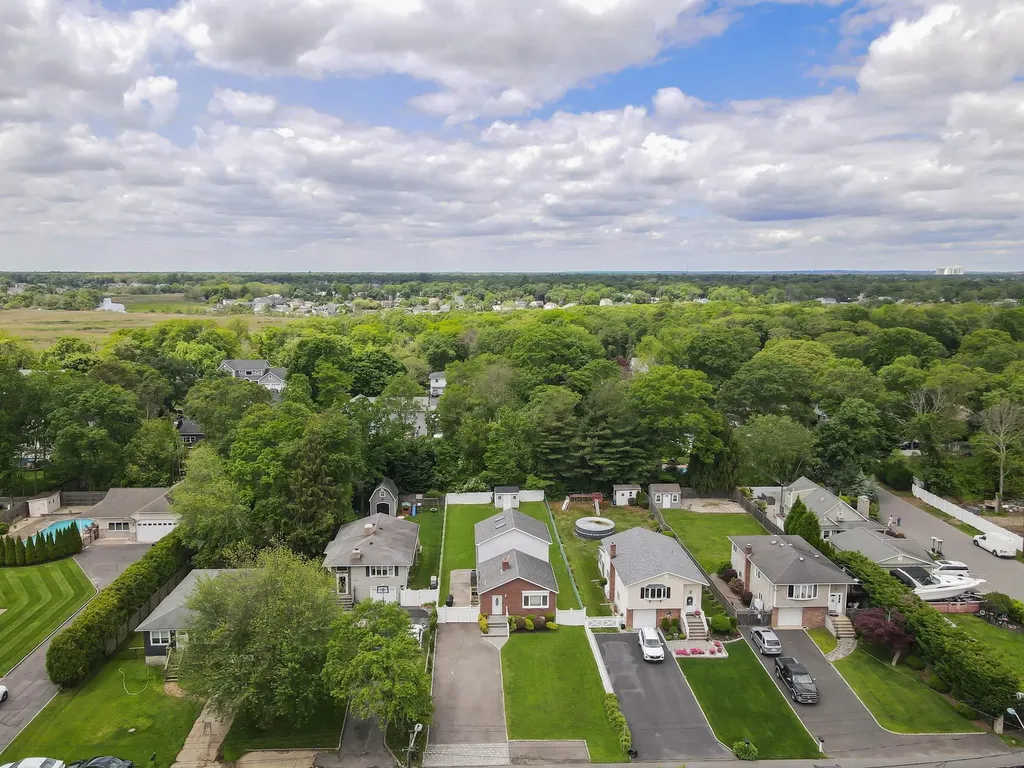 320 Vanderbilt Boulevard Oakdale NY 11769