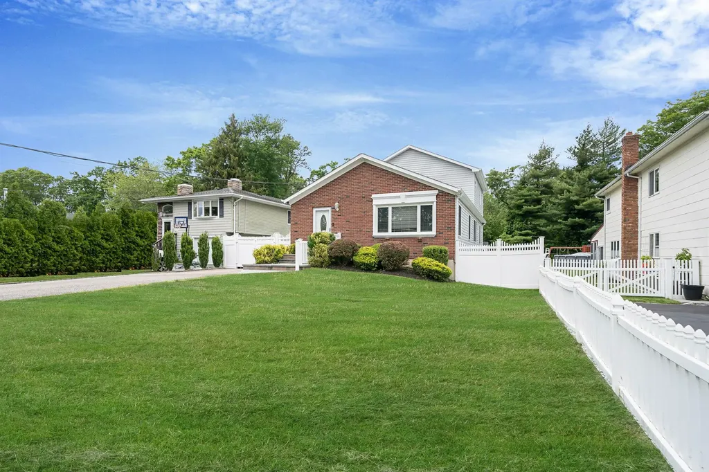 320 Vanderbilt Boulevard Oakdale NY 11769