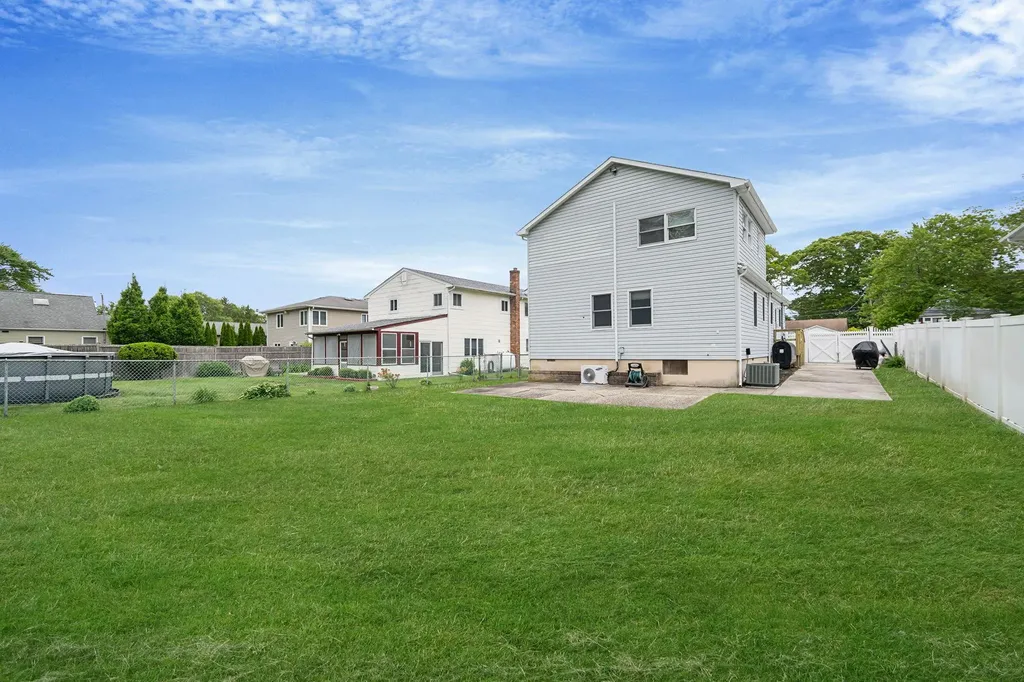 320 Vanderbilt Boulevard Oakdale NY 11769