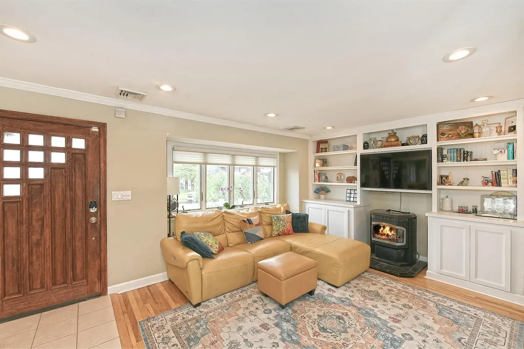 23 Redwood Drive Plainview NY 11803