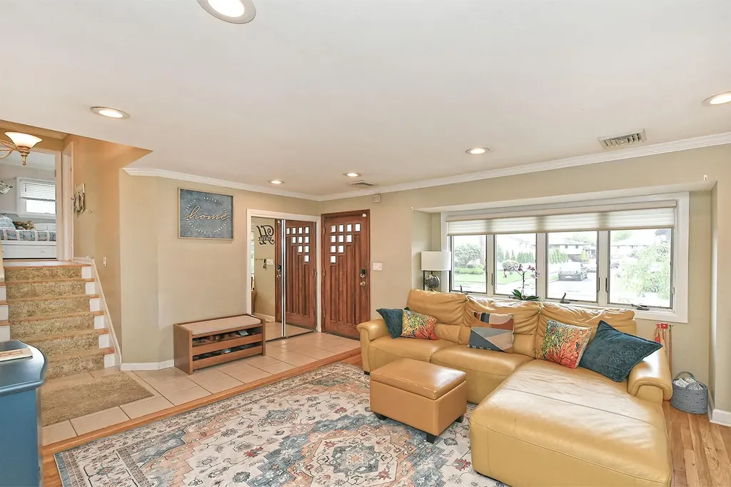 23 Redwood Drive Plainview NY 11803