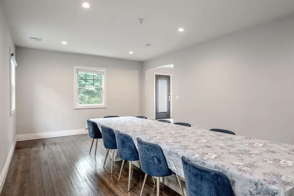 8 Stuyvesant Place Lawrence NY 11559