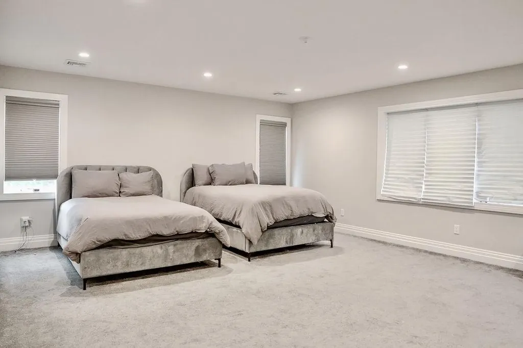 8 Stuyvesant Place Lawrence NY 11559