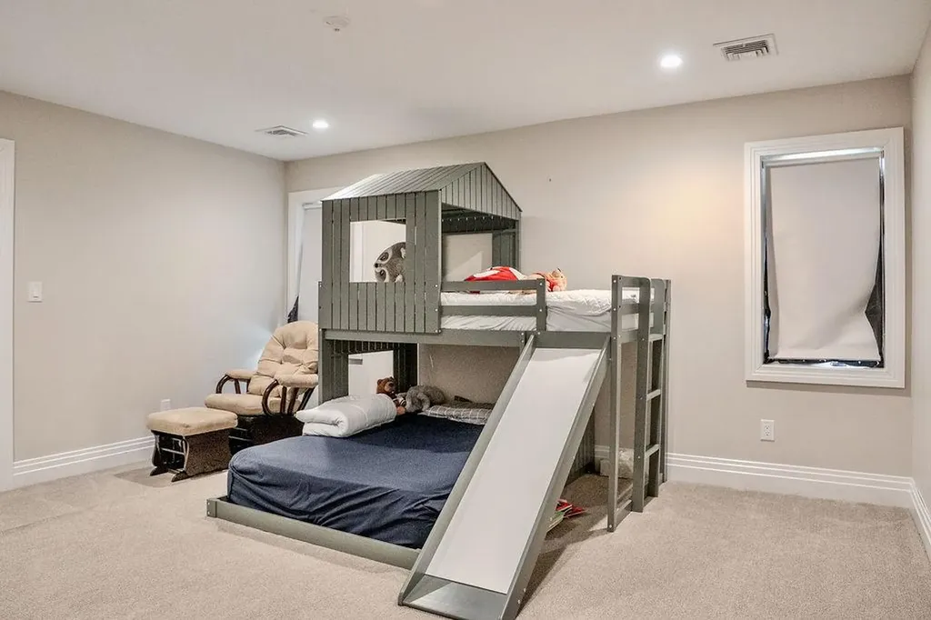 8 Stuyvesant Place Lawrence NY 11559
