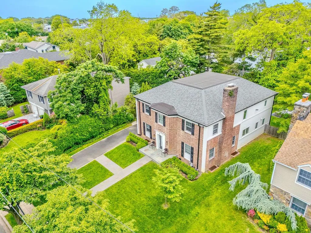 8 Stuyvesant Place Lawrence NY 11559