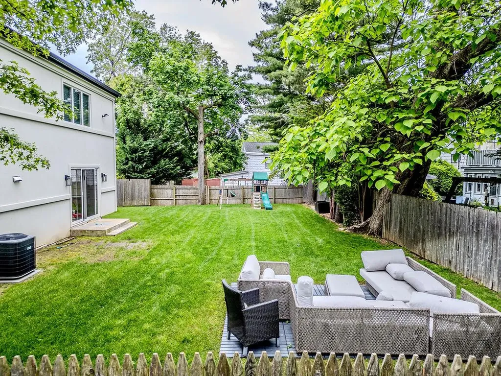 8 Stuyvesant Place Lawrence NY 11559