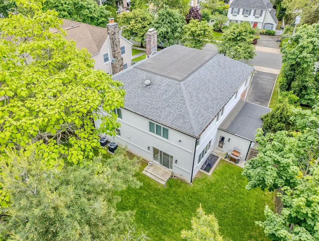 8 Stuyvesant Place Lawrence NY 11559