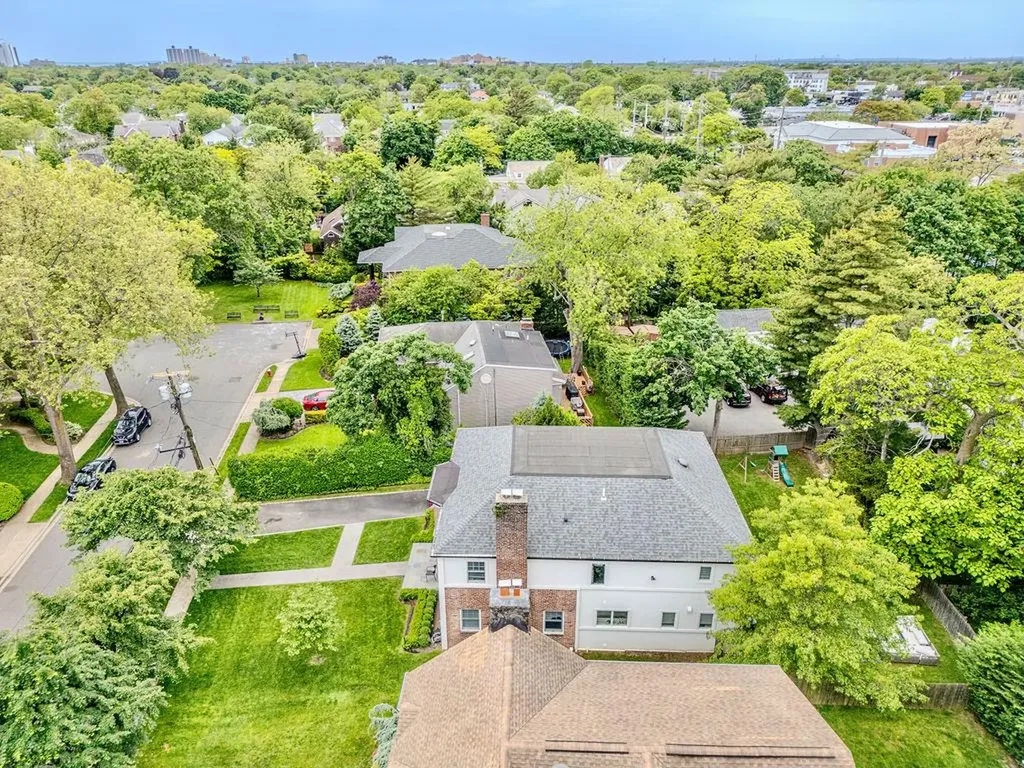 8 Stuyvesant Place Lawrence NY 11559