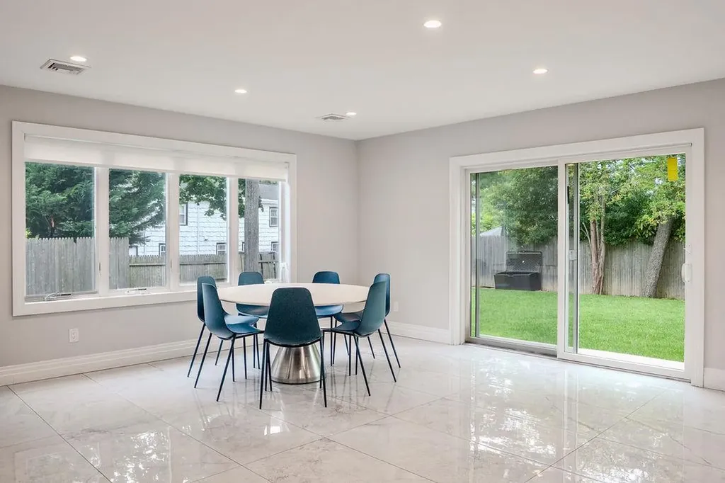 8 Stuyvesant Place Lawrence NY 11559